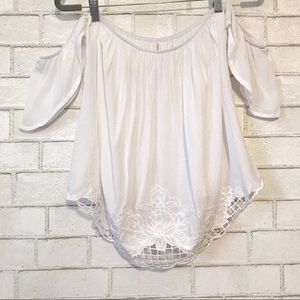 🌻Xhiliration Off the shoulder White Top